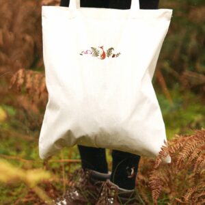 Stofftasche mit Stickerei im Wald