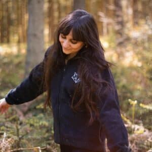 Fleece Jacke mit Stickerei und Frau im Wald